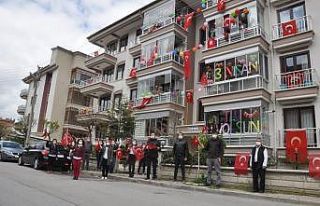 Bu apartman 23 Nisan coşkusu için özel hazırlandı