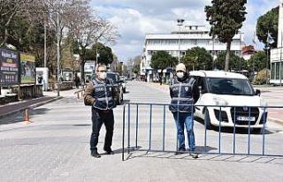 Bu ilçede iki kişinin işyeri önünde sohbet etmesi...