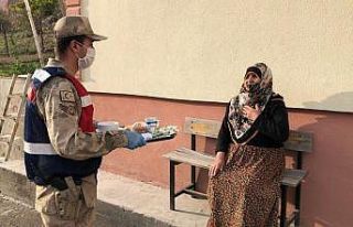 Bu ilçede yaşlıların iftar yemekleri evlerine...