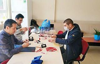 Bu okulda öğretmenler koruyucu siperlik üretiyor