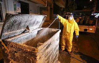 Buca’da her gece konteynerler temizleniyor