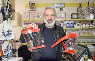 Burdur esnafı kendi maskesini şeffaf dosyadan yaptı