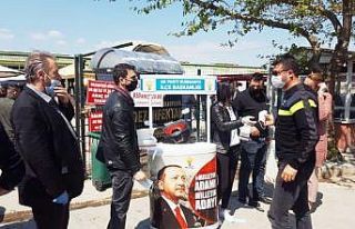 Burhaniye’de Ak Partililer maske dağıttı