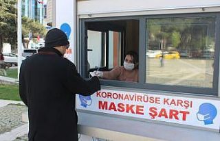 Burhaniye’de Belediye Maske Dağıtım Noktası...