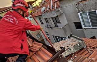 Burhaniye’de fırtına çatı uçurdu
