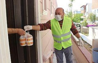 Burhaniye’de her gün 250 haneye sıcak yemek gidiyor