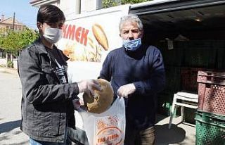 Burhaniye’de kapı kapı ekmek dağıtan fırıncılar...