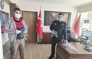 Burhaniye’de öğretmenler polisler için siperlikli...