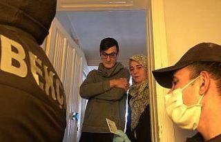 Bursa emniyeti sokak sokak vatandaşlara para dağıttı