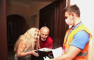 Bursa’da bir çiftin evlilik yıl dönümü pastasını...