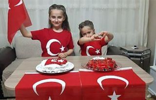 Bursa’da çocuklar Türk bayraklı pasta yapıp...