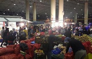 Bursa’da yarın açılacak pazara vatandaşlar gece...