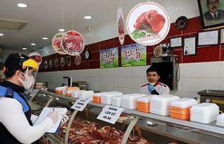 Büyükçekmece esnafına maske ve siperlik dağıtılıyor