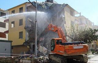 Büyükçekmece’de ağır hasarlı 64 daireli 8...