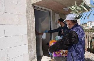 Büyüklere maske, çocuklara çikolata