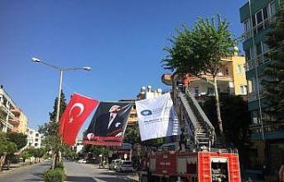Büyükşehir kenti bayraklarla süsledi