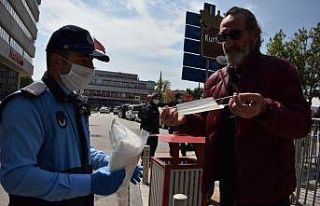 Büyükşehir vatandaşa maske dağıttı