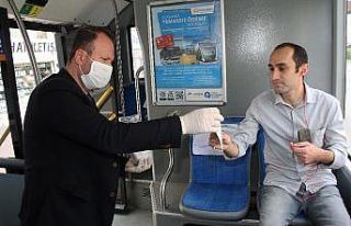 Büyükşehir’den duraklara el dezenfektanı