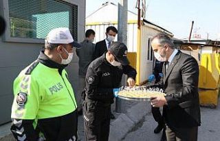 Büyükşehir’den polise baklavalı kutlama