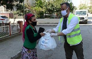 Büyükşehirin gıda yardımları devam ediyor