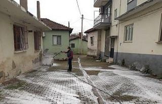 Cadde ve sokaklar köpüklü suyla yıkanıyor