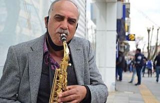 Caddeyi saksafon sesiyle şenlendirdi