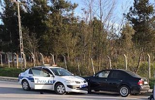 Çaldığı araçla kaçarken önünü kesen polis...