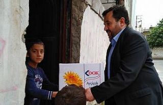 Cami imamı ihtiyaç sahiplerinin yardımına koşuyor