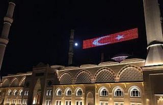 Çamlıca Camii’nde “Evde Kal Türkiyem” mahyası