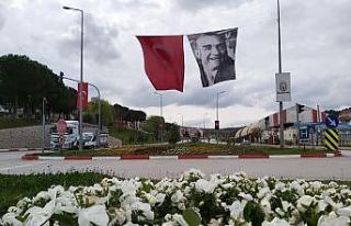 Çan bayraklarla donatıldı