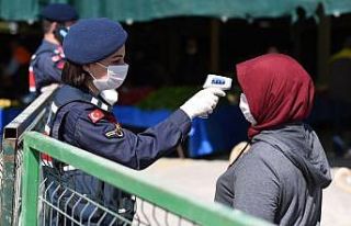 Çanakkale’de jandarma ekipleri maske dağıttı