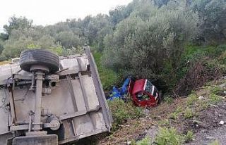 Çanakkale’de kamyon ile kamyonet çarpıştı:...