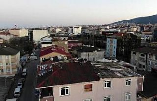 Çatıdaki gençlere drone ile polis anonsu: "Çatıda...