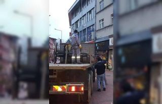 Çaycuma’da banklar belediye ekiplerince söküldü