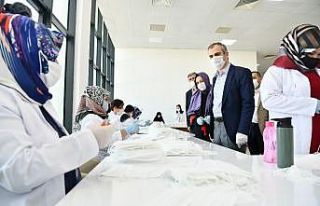 Çayırova Belediyesi vatandaşlar için maske üretiyor