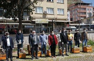 Çermik’te 40 çiftçiye bin 200 kovan dağıtıldı