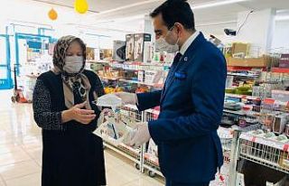 Çiçekdağı kaymakamı vatandaşa maske dağıttı