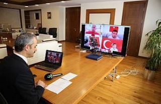 Çiftçi, çocukların coşkusuna video konferansla...