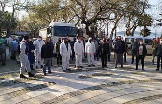 Çiftçiler Erdek’i traktörlerle dezenfekte etti