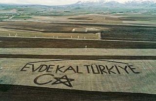 Çiftçiler traktörle tarlaya ‘ Evde kal Türkiye’...