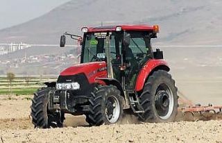 Çiftçiler, vatandaşlar için çalışmaya devam...