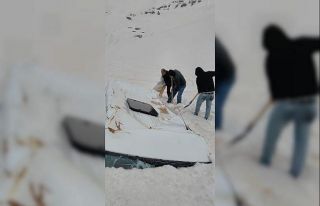 Çığ altındaki minibüsten eşyalarını 3 ay sonra...