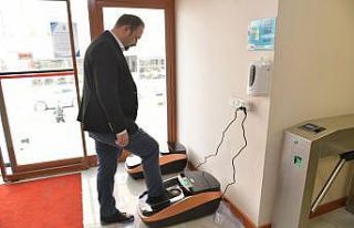 Çiğli Belediyesine galoşsuz girilmiyor