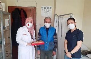 Çıldırlı esnaftan sağlıkçılara tatlı destek