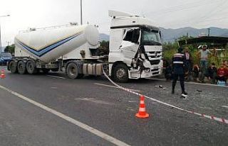 Çimento kamyonu traktöre çarptı; 1 ölü