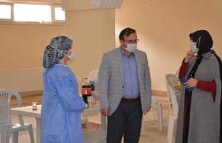 Çiniyi bırakıp maske üretmeye başladılar