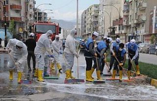 Cizre Belediyesi caddeleri dezenfekte ediyor