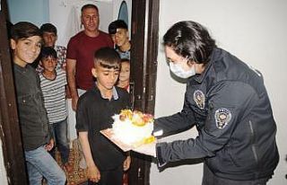 Cizre polisinden 11 yaşındaki çocuğa doğum günü...