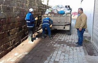 Cizre’de boş alanlarda biriken çöpler toplandı