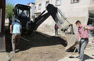 Cizre’de kilitli parke taşı döşeme çalışması...